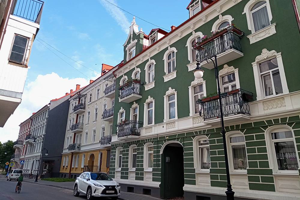 На тихой Театральной улице и в сквере на пересечении с Садовой я не раз видела свадебные фотосессии