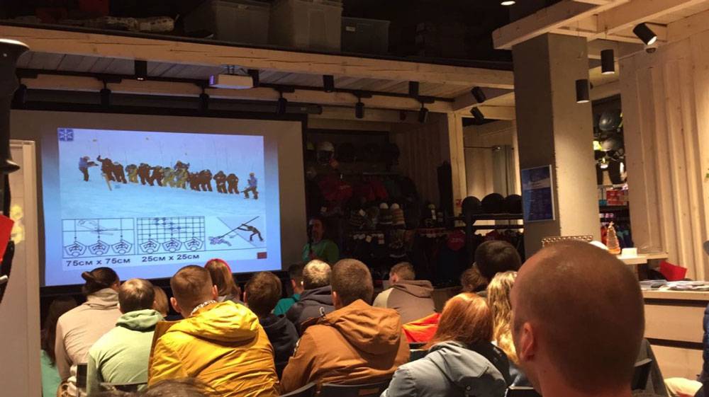 Максим Панков, руководитель лавинной службы курорта «Горки город», на лекции в Красной Поляне рассказывает, откуда берутся лавины, как в них не попасть и как спасатели откапывают людей