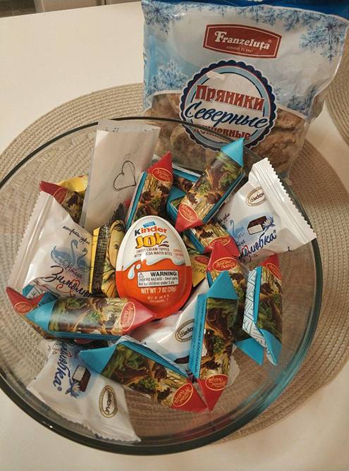 Мой муж скучал по российским сладостям. Я нашла славянский магазин и купила ему пряники, конфеты «Мишка на Севере», шоколад «Аленка» — он был счастлив