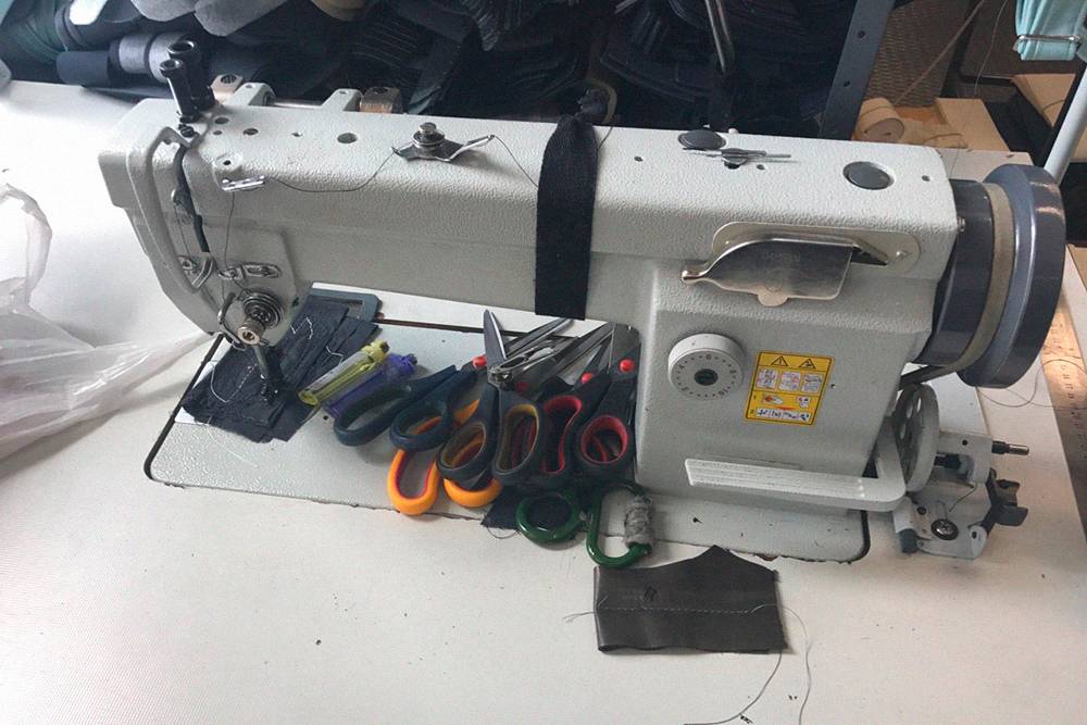 В новую мастерскую Иван купил еще одну швейную машинку для средних и тяжелых материалов за 45 тысяч рублей