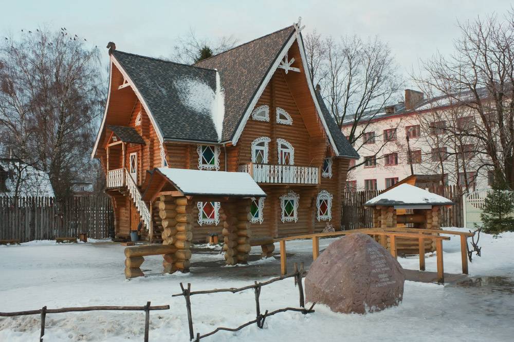 Терем Снегурочки расположен прямо в городе. Фото: Sgrey / iStock