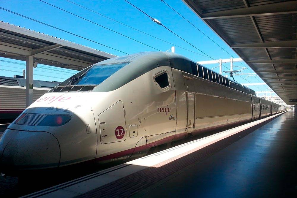 Barcelona train. Поезда Renfe в Испании. Renfe. Ренфе аве | 03931.