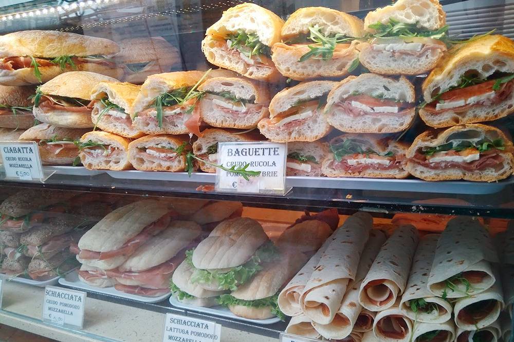 Сэндвичи-панини с ветчиной, сыром и зеленью, которые продаются в барах за 3—5 €