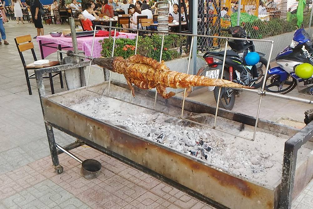 Крокодил на вертеле в кафе, которое работает по системе шведского стола