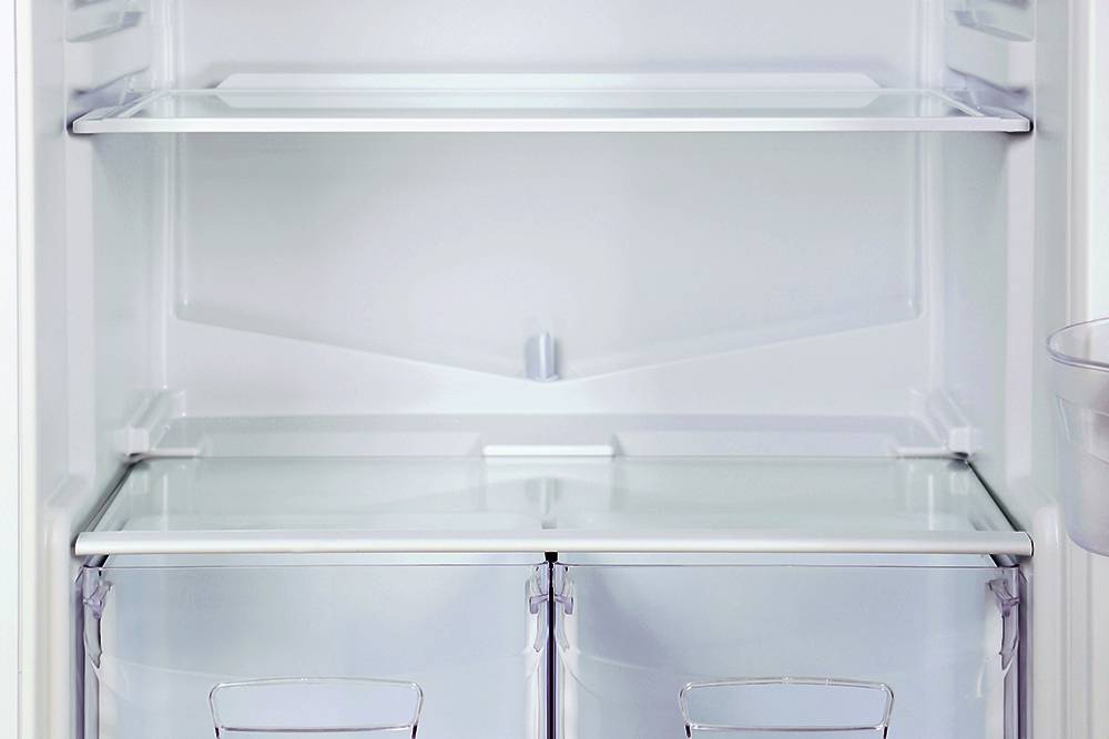 Сливные отверстия у холодильников находятся на задней стенке, выглядят они так. Сюда надо налить немного воды и посмотреть, будет ли она уходить. Фото: 5 second Studio&nbsp;/ Shutterstock