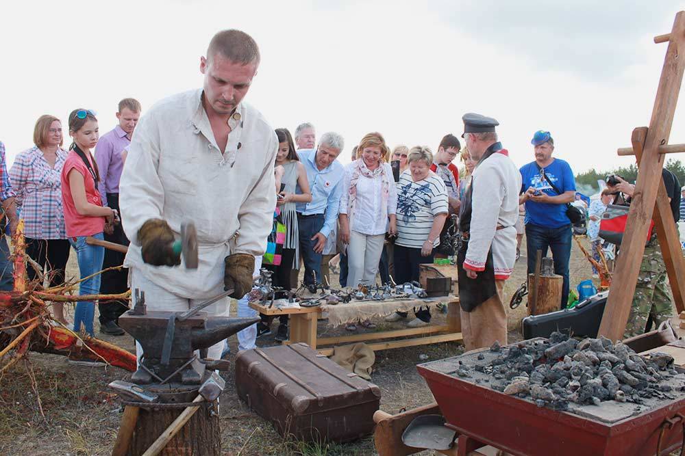 Главный плюс фестиваля в том, что за работой кузнецов может в деталях наблюдать любой желающий: печи и наковальни расположены в поле под открытым небом