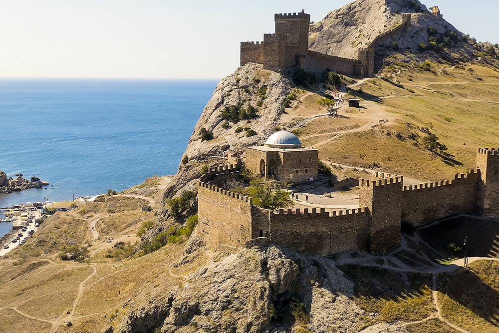 Судакская крепость возвышается на 160&nbsp;метров над&nbsp;уровнем моря. Источник:&nbsp;high&nbsp;fliers&nbsp;/&nbsp;Shutterstock