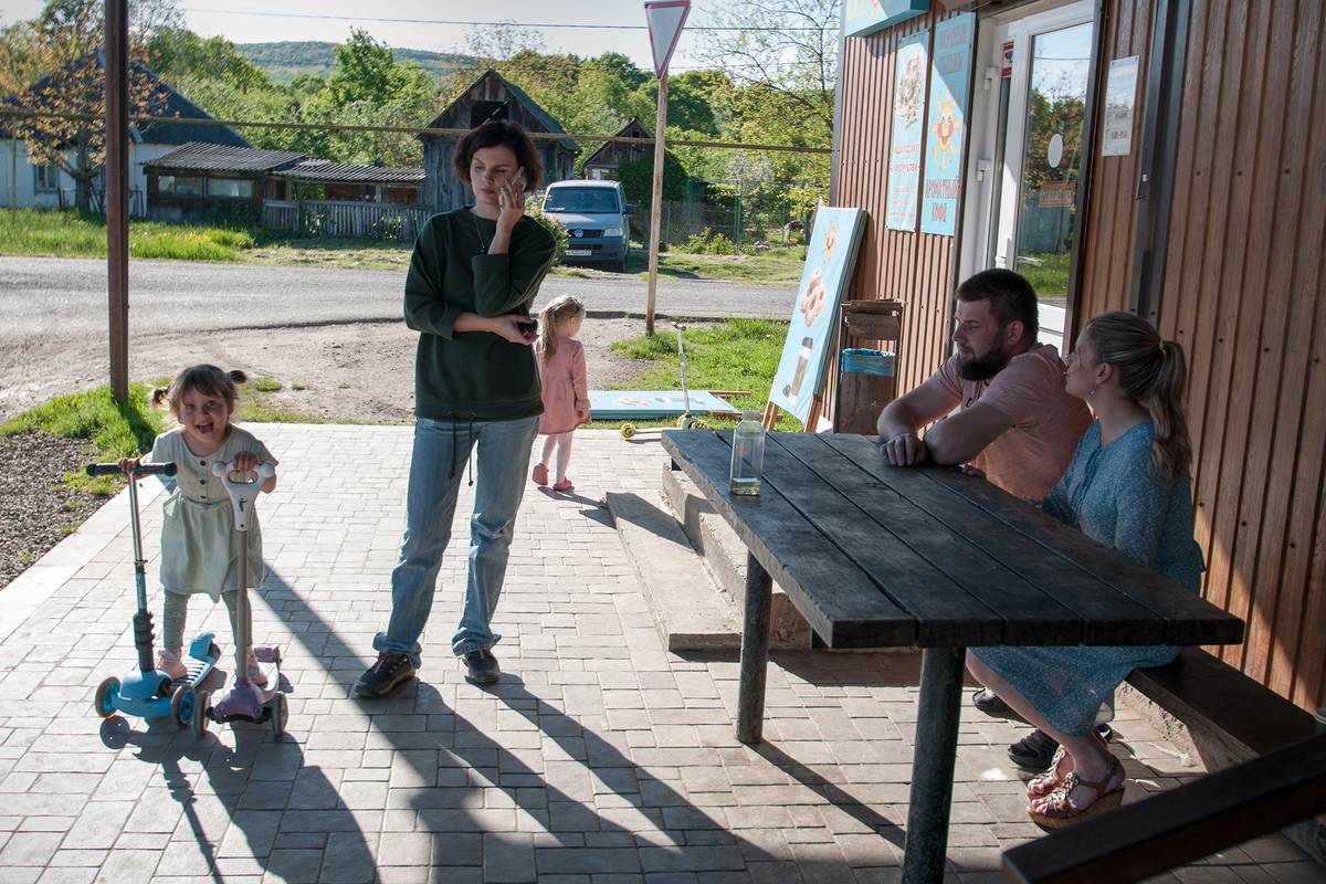 Наша клиентка с детьми и я с мужем
