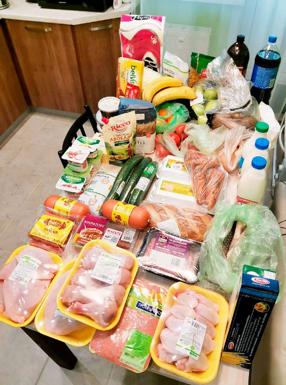 Обычно мы закупаем мясо птицы: филе, бедра, крылышки, спинки для&nbsp;супа, фарш. Еще Р. привез крупы, макароны, молоко, кефир, ряженку, йогурты, яйца, овощи, фрукты и сосиски. И всякие сладости к чаю