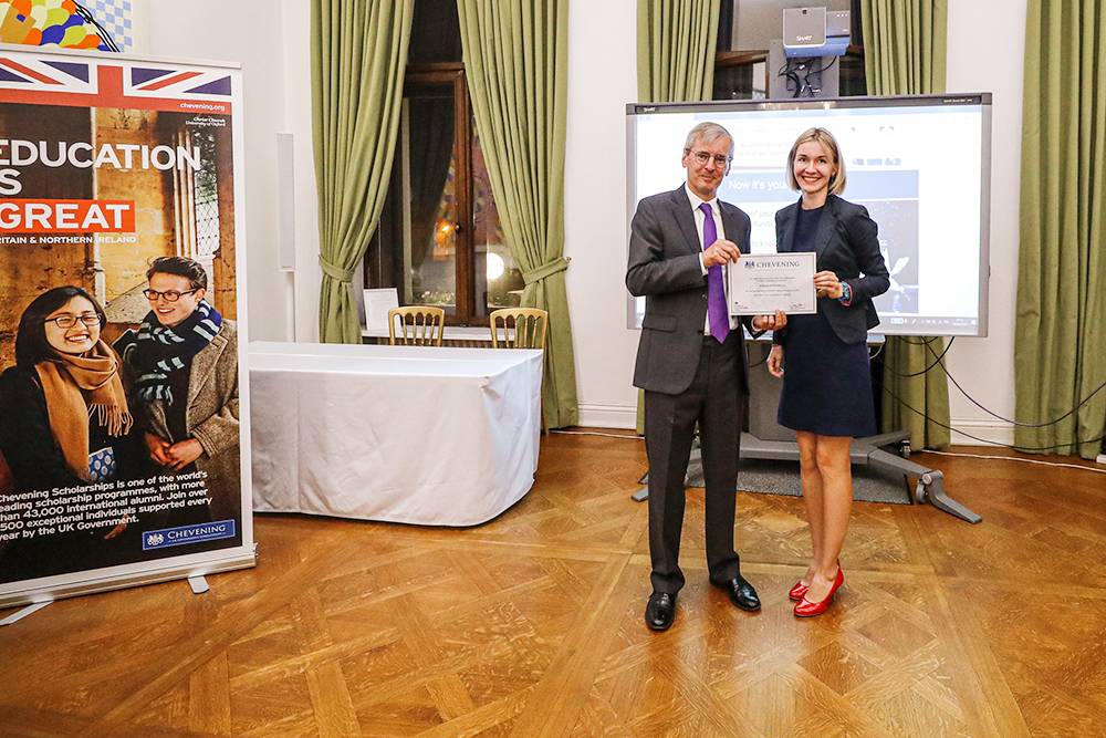 Посол Великобритании в Москве вручает мне сертификат на стипендию. Фото посольства Великобритании