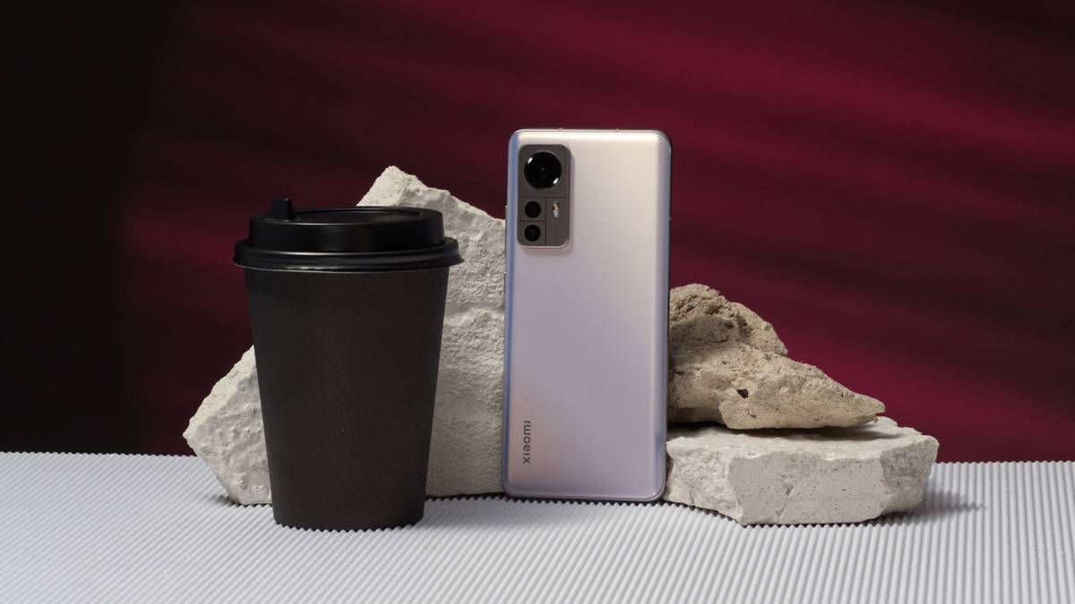 Xiaomi 12X — компактный телефон за 35 000 ₽, но с флагманским дизайном. Каким он получился