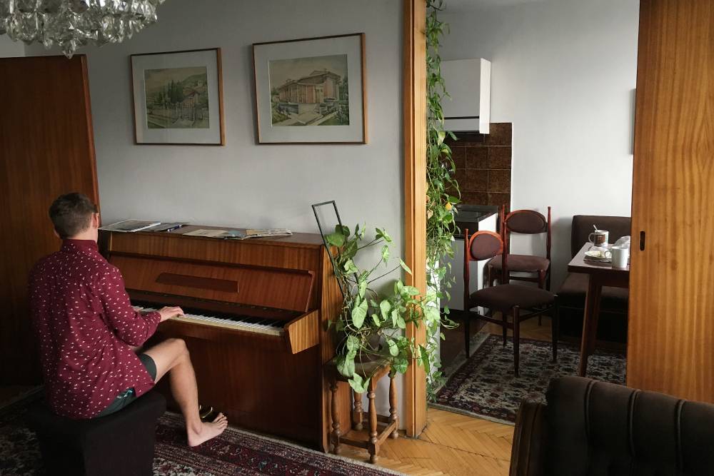Квартира в Скопье с коврами и оригинальной мебелью из 80-х. Немного пахнет бабушкой, но для&nbsp;фанатов Югославии это лучший вариант