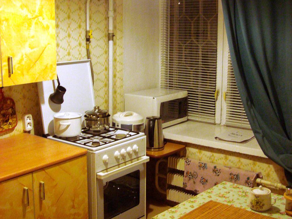Кухня в квартире Егора: мебель и духовка достались от хозяев, бытовая техника и посуда — свои
