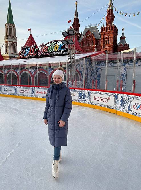 В прошедшем сезоне на «Гум-катке» в утренние часы в будни устраивали бесплатные сеансы. Я иногда приходила туда покататься и заодно сделать красивые фото
