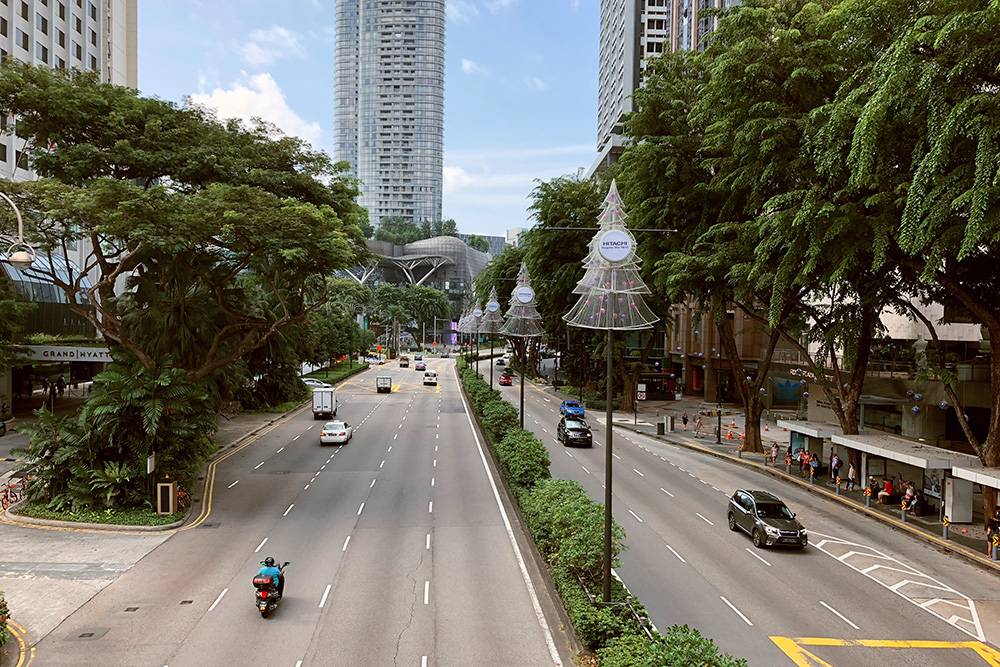 В Сингапуре левостороннее движение