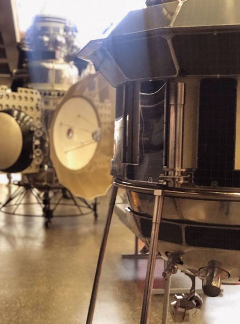 Автоматическая межпланетная станция «Луна-1», на заднем плане — станция «Зонд-3»