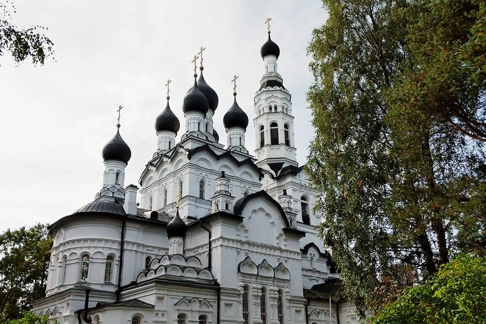 Церковь Казанской иконы Божией Матери — памятник архитектуры, ее высота — 49 метров, примерно как 16-этажный дом