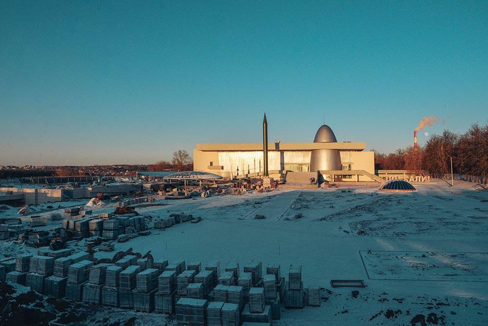 Музей истории космонавтики. К сожалению, уже несколько лет подряд его окружает железный строительный забор