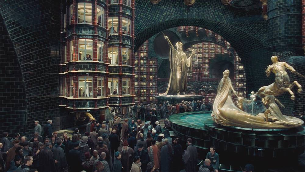 Атриум министерства магии с толпами сотрудников и посетителей. Источник: фильм «Гарри Поттер и Орден феникса», Warner Bros. Studio