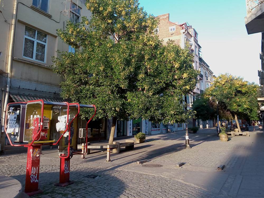 На улицах Софии еще остались старые телефонные будки, но ими никто не пользуется