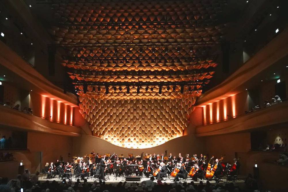 Выступление симфонического оркестра в оперном театре