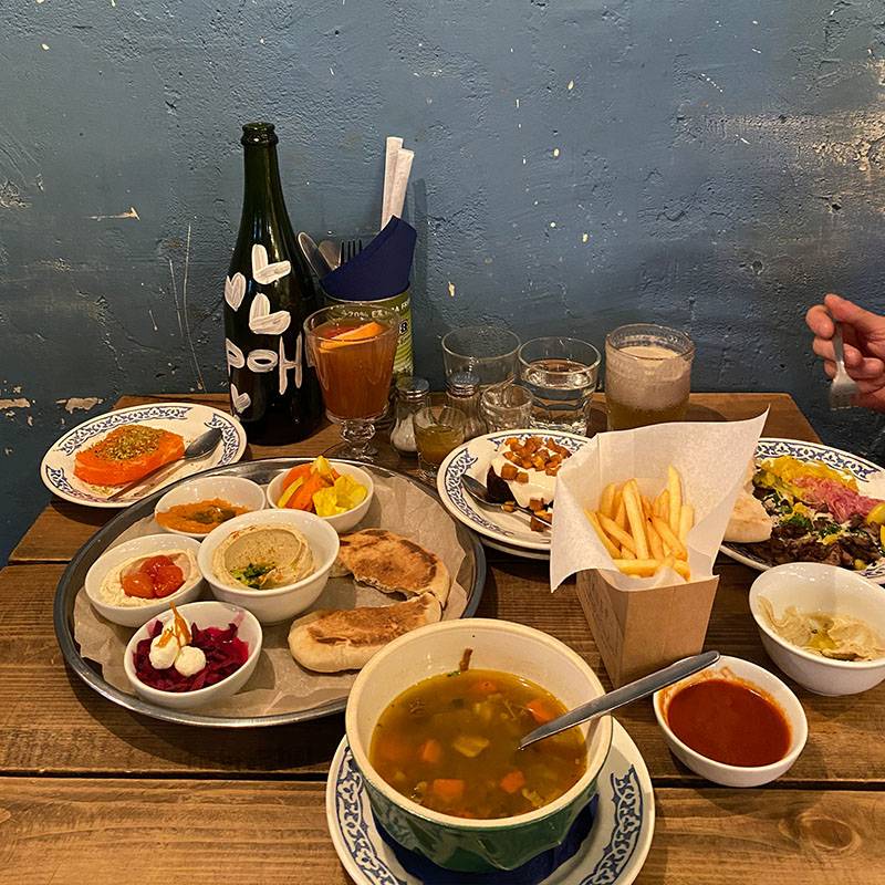 А это суп, шварма и что-то еще в израильском стритфуд-баре Bekitzer. Выглядит аппетитно