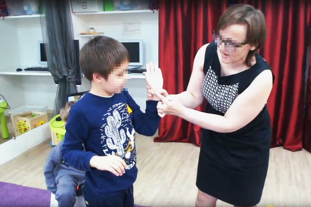 С каждым ребенком педагог отрабатывала приемы индивидуально