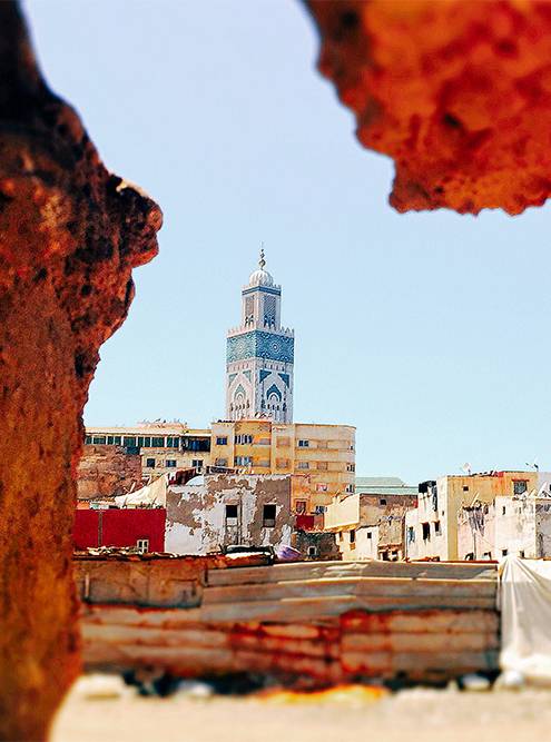 На эту мечеть в Касабланке я наткнулась, когда ехала на пляж. Оказалось, это одно из самых дорогих зданий города — окруженная нищетой мечеть Хасана Второго