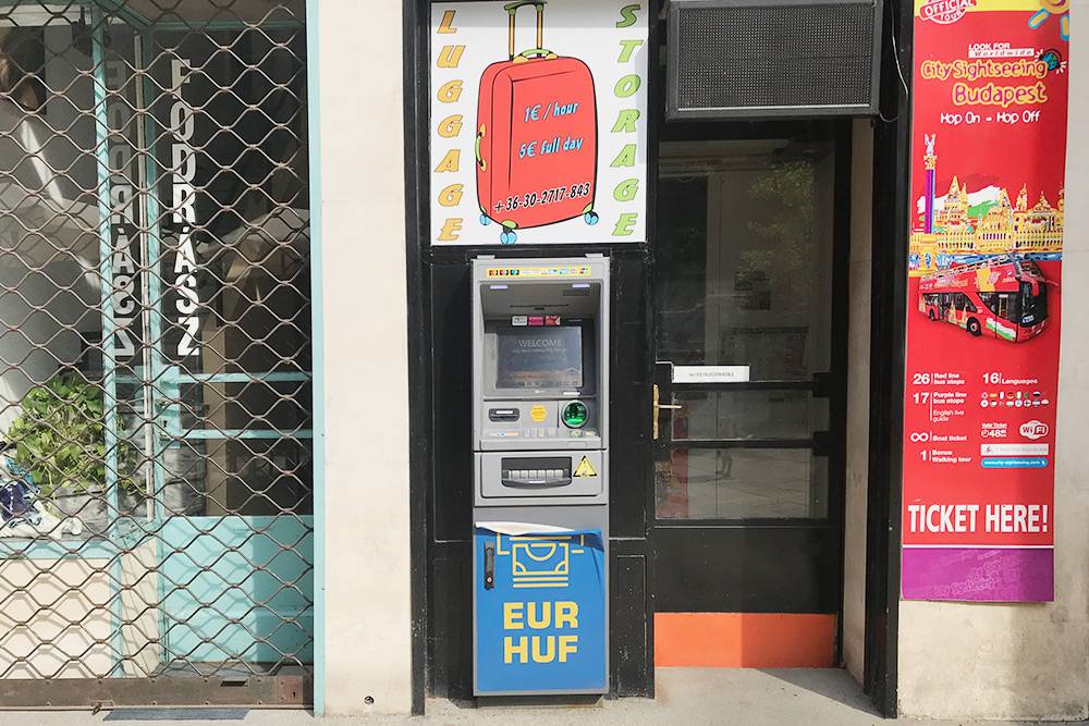 В Будапеште очень много банкоматов, которые называются Euronet или просто ATM. В них наличные лучше не снимать — они берут комиссию от 5% с каждой операции