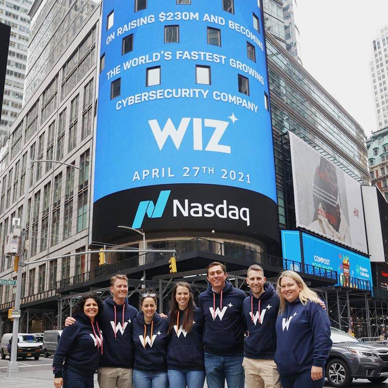 Команда Wiz возле башни Nasdaq в Нью-Йорке. Апрель 2021&nbsp;года. Источник: Linkedin Wiz