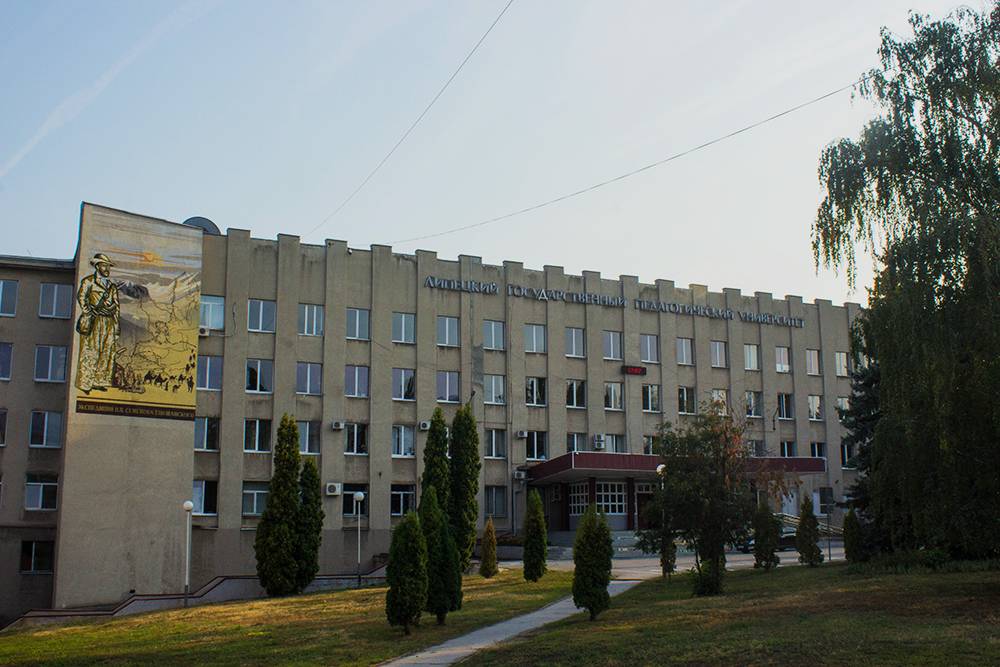 Педагогический университет сейчас носит имя Семенова-Тян-Шанского