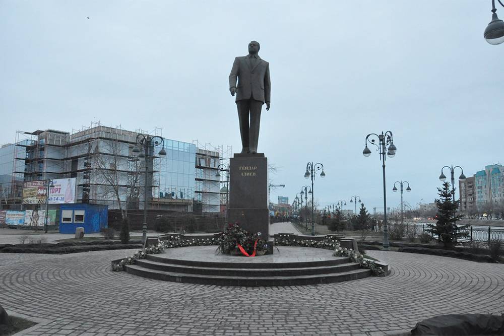 Памятник Гейдару Алиеву. Вокруг благоустроили сквер, который также назвали в честь президента Азербайджана