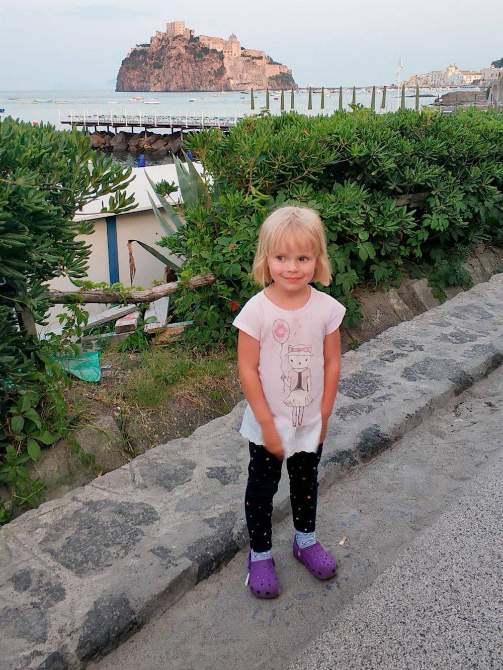 Летом дочь носила топ, леггинсы и шлепанцы «Крокс»