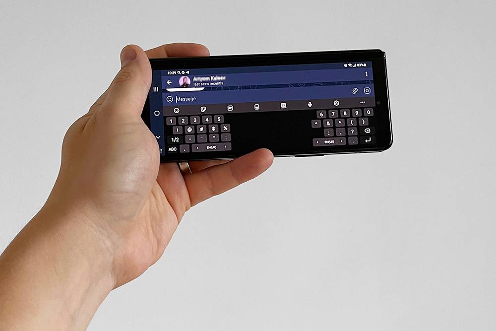 Если держать сложенный телефон горизонтально, клавиатура «разъезжается», чтобы пальцы могли дотягиваться