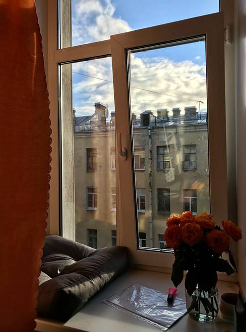 У меня окна выходят на восток, поэтому по&nbsp;вечерам видно отражение заката в окнах напротив и золотые от&nbsp;солнца крыши
