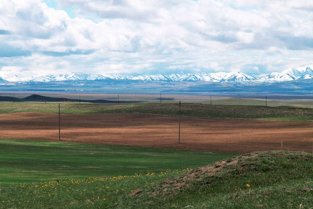 Казахские степи в районе города Кеген. Горы вдалеке — это уже граница с Киргизией