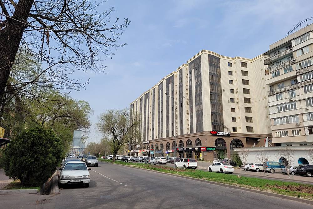 Комплекс удачно расположен на одноименном Ботаническом бульваре и построен буквой&nbsp;П, под&nbsp;домом — паркинг. На первом и втором этажах — различные финансовые учреждения, магазины, бутики и фитнес-центр