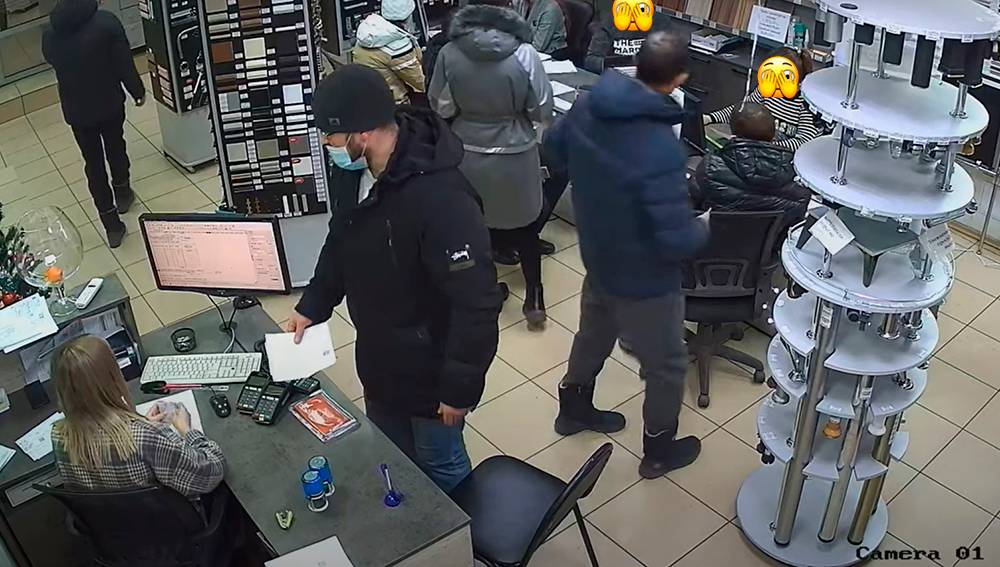 Мужчина в черной куртке на переднем плане — беглый мебельщик. Он пришел с нашим чеком в магазин, чтобы вернуть настенную панель и присвоить чужие деньги