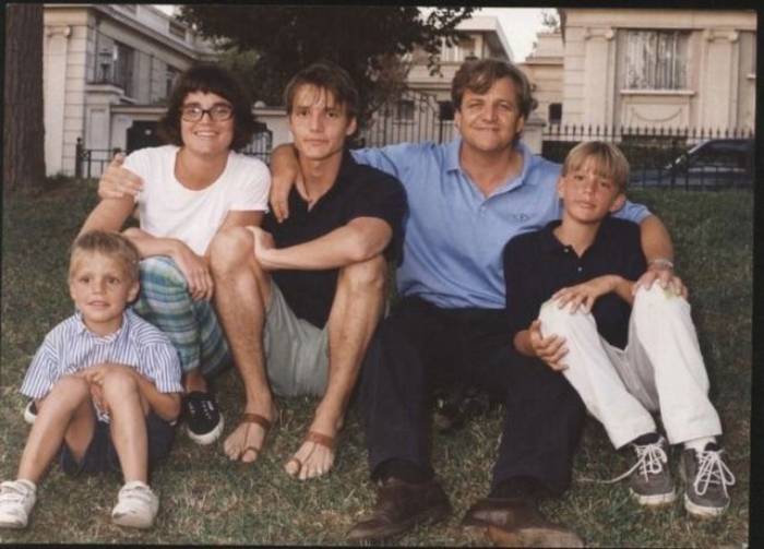 Педро Паскаль и его семья. Будущий актер — третий слева, в черном поло. Источник: личный архив актера