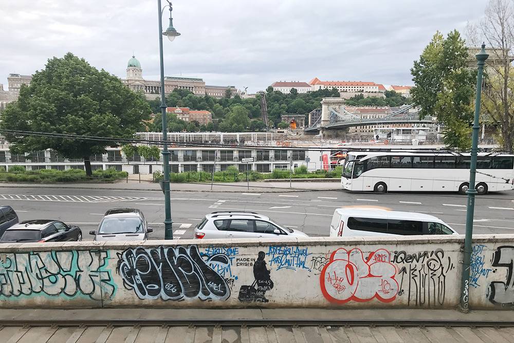 Граффити в центре города с изображением бездомного с чемоданом и подписью Made in crisis