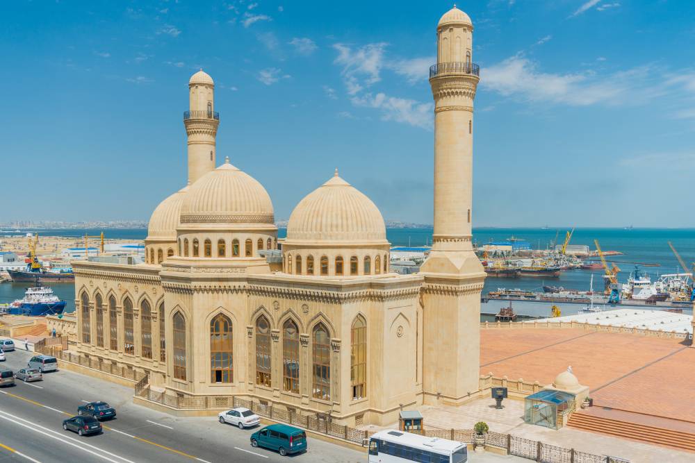 У мечети Биби-Эйбат два минарета и три купола. Фото: kosmos111 / Shutterstock