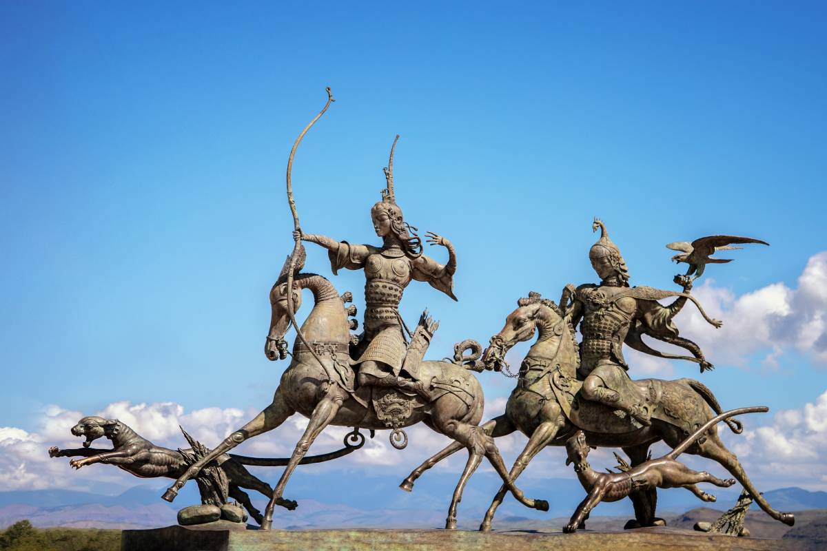 Например, эта скульптура Намдакова стоит в городе Кызыле в Тыве. Фото:&nbsp;Zhukovskaya Elena / Shutterstock