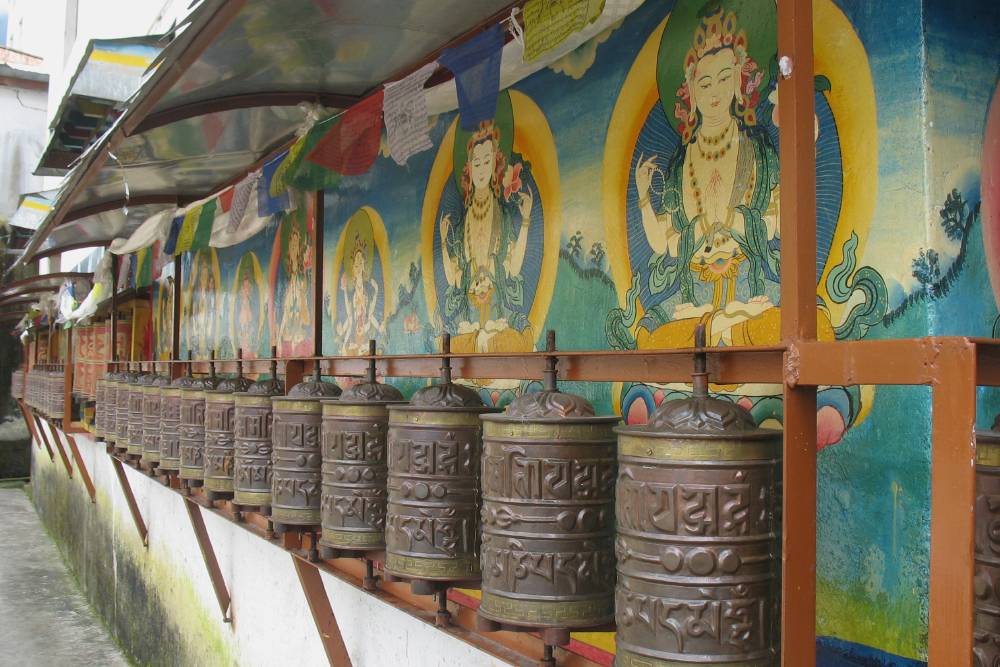 Так выглядела стена храма с молитвенными барабанами