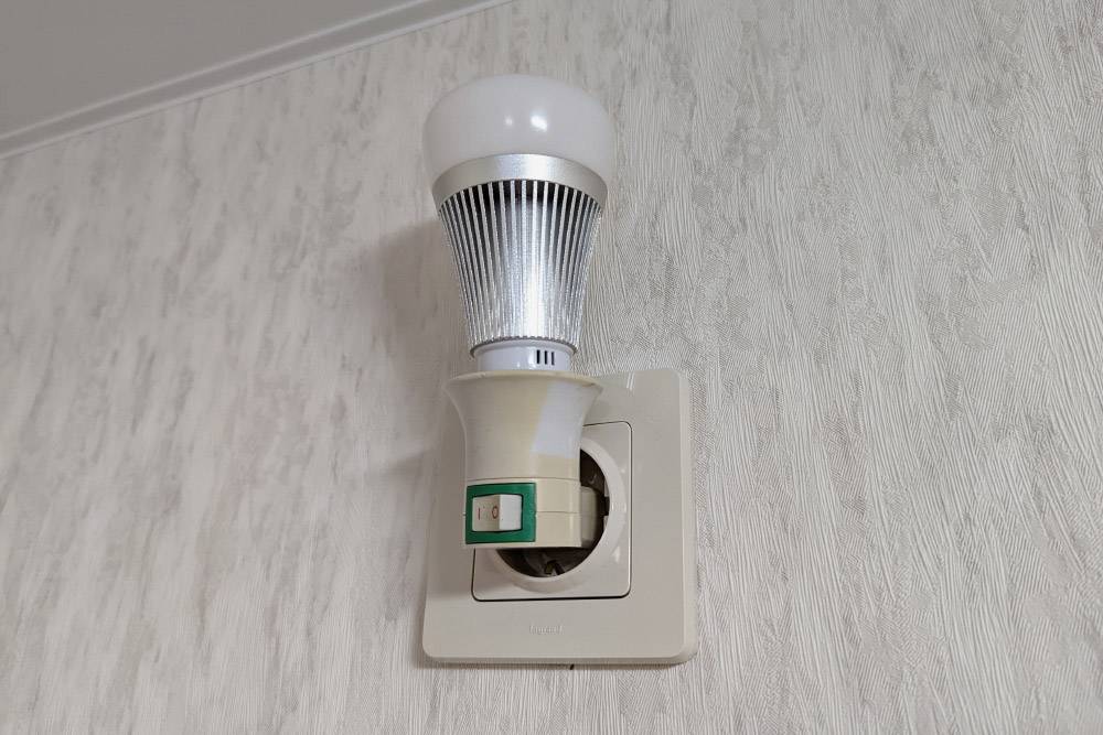 Wi-Fi лампа Sonoff B1 с цоколем E27. Она установлена через переходник в обычную розетку