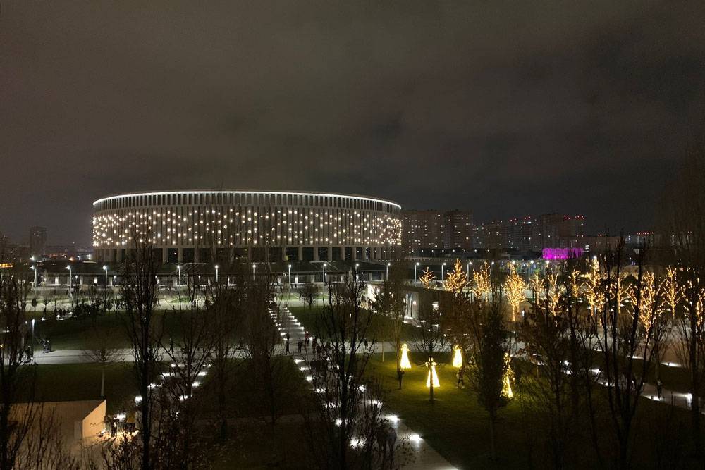 Парк и стадион «Краснодар» при&nbsp;ночном освещении