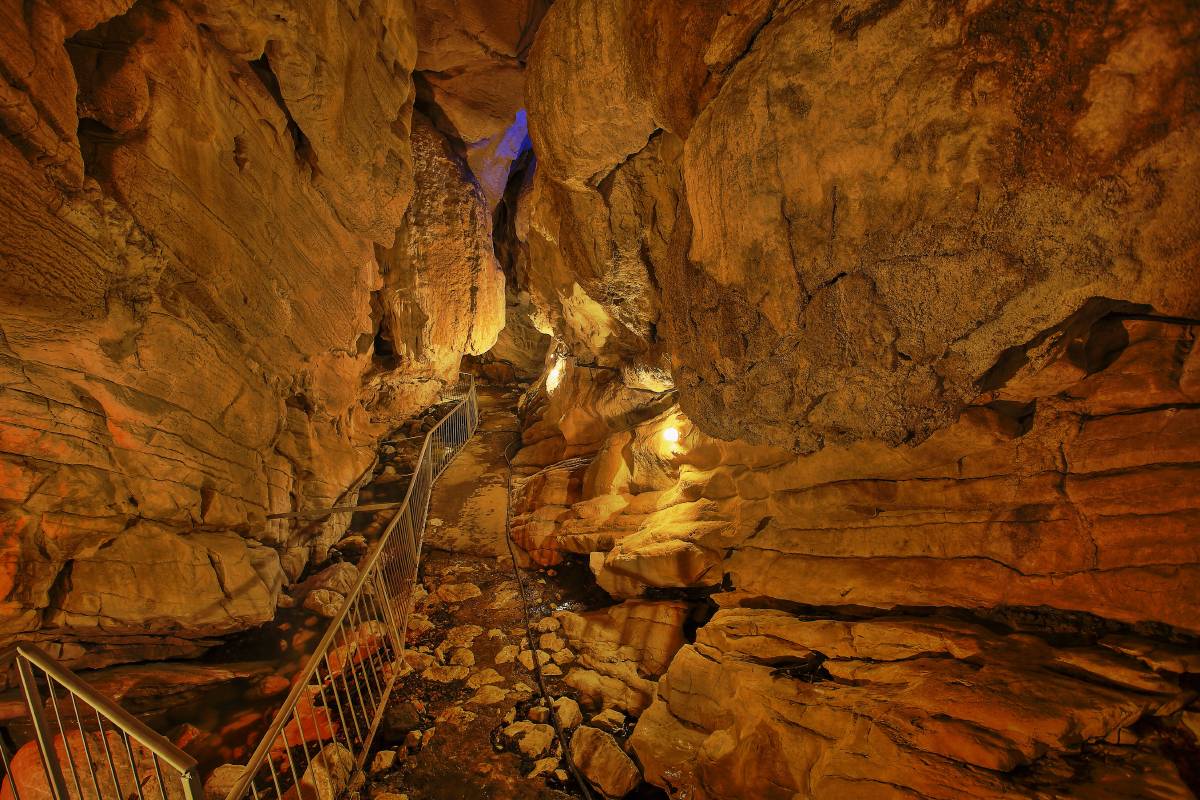 В Воронцовской пещере есть сталактиты длиной несколько метров. Фото: Solstizia / iStock