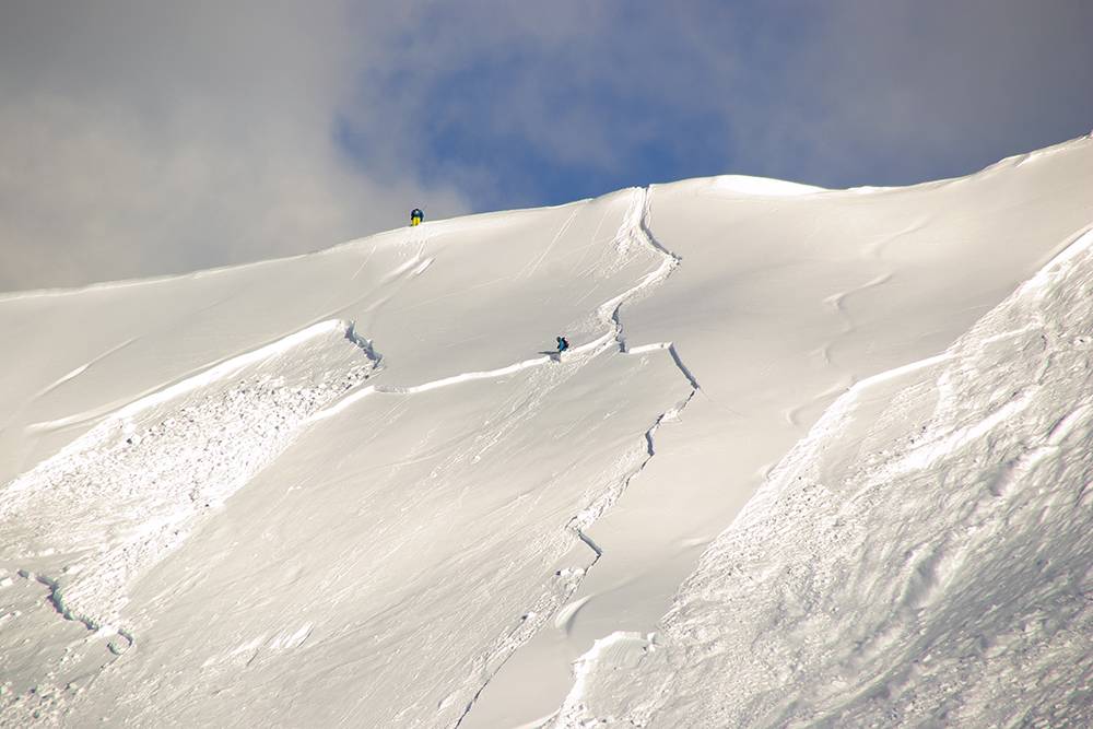 Классическая лавина из снежной доски — она сходит как доска, которая съезжает со склона. Фото: Alessandro Zappalorto / Shutterstock