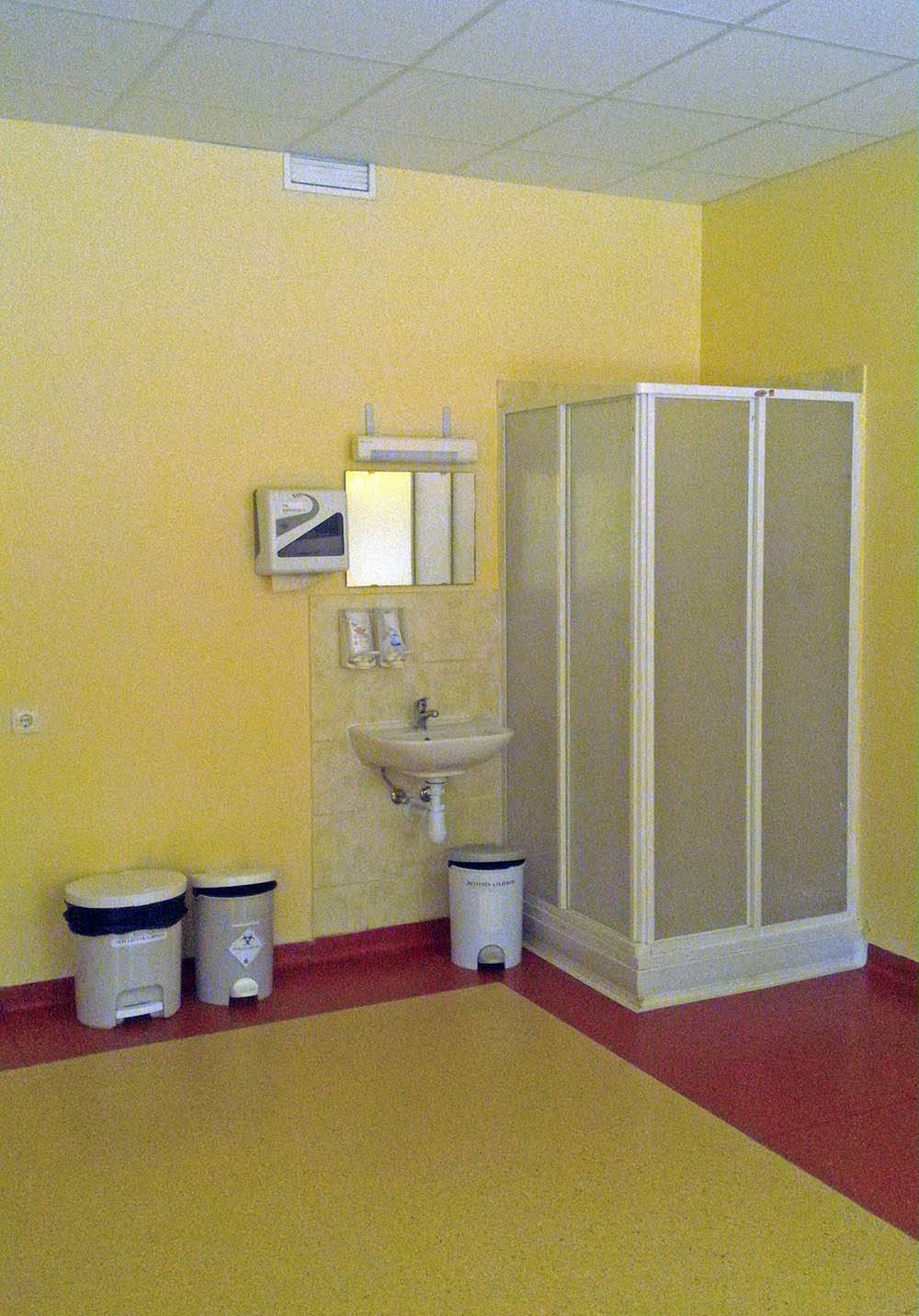 В родовых палатах есть душ — считается, что вода способствует расслаблению