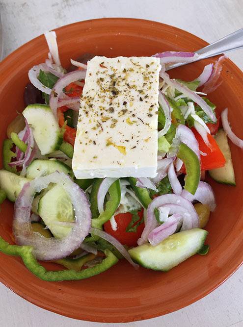 Греческий салат очень простой и вкусный. Его стандартная цена — 6 €
