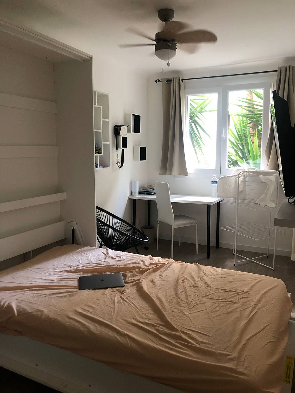 Площадь квартиры — около 47 м², а моя комната была чуть больше 10 м². Дом находился в центре, в районе Гамбетта — недалеко от моего университета и моря